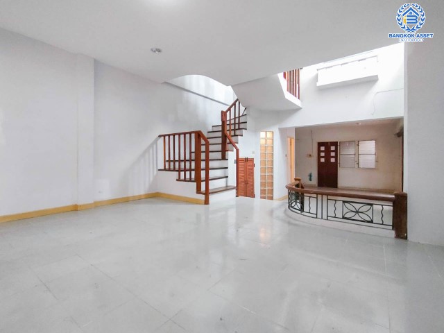 ทาวน์เฮ้าส์มือสองย่านนนทบุรี ม.นันทนาการ์เด้นท์ 1 ท่าอิฐ หลังมุม! บนเนื้อที่ 27.5 ตร.ว. ฟังก์ชัน 2 ห้องนอน 2 ห้องน้ำ 1 ที่จอดรถ แถมฟรี! 1 เครื่องทำน้ำอุ่น บ้านสวย ทำเลดีมาก เชื่อมต่อถ.ราชพฤกษ์, ถ.รัตนาธิเบศร์ ใกล้รถไฟฟ้าสายสีม่วง "สถานีบางรักน้อยท่าอิฐ" และทางด่วน "งามวงศ์วาน"